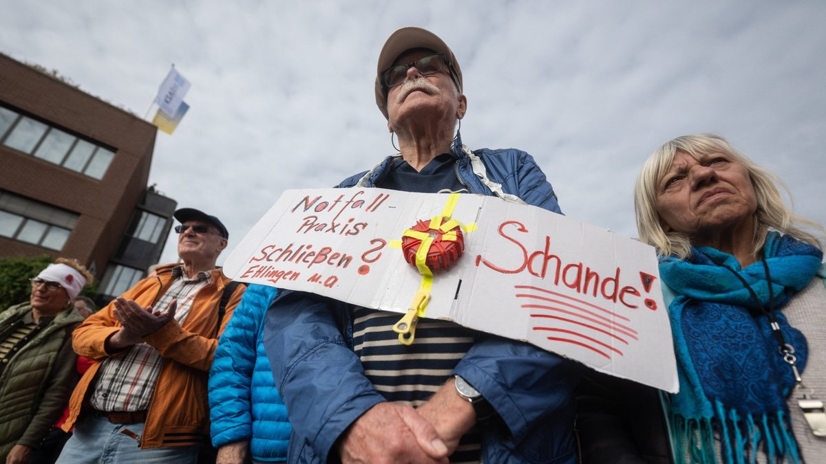 Demo vor dem Sitz der Kassenärztlichen Vereinigung Baden-Württemberg (KVBW) in Stuttgart-Möhringen am 21. Oktober. Foto: dpa, Marijan Murat