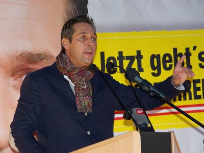 Hans-Christian Strache und seine FPÖ warten nur darauf, sich als Bollwerk gegen die EU feiern zu können. Foto: Christian Jansky/Wikimedia, CC BY-SA 3.0