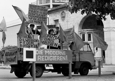 Andreas Mayer-Brennenstuhl: "Hinaus zum ersten revolutionären Betriebsausflug der Oberwelt e.V.-Belegschaft", 1997. Foto: Mayer-Brennenstuhl