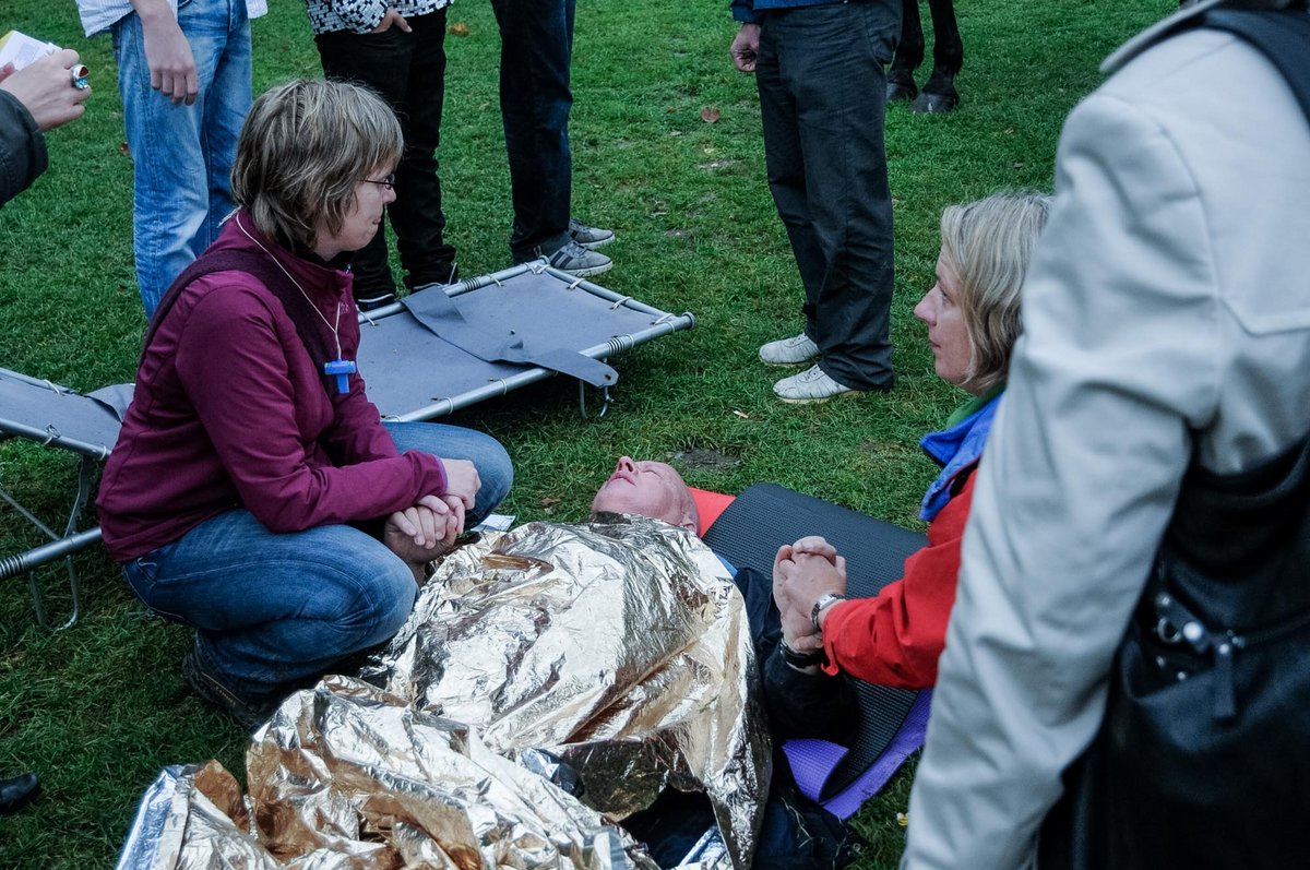 Bei manchen Demonstrierenden kollabiert auch der Kreislauf. Foto: Jens Volle