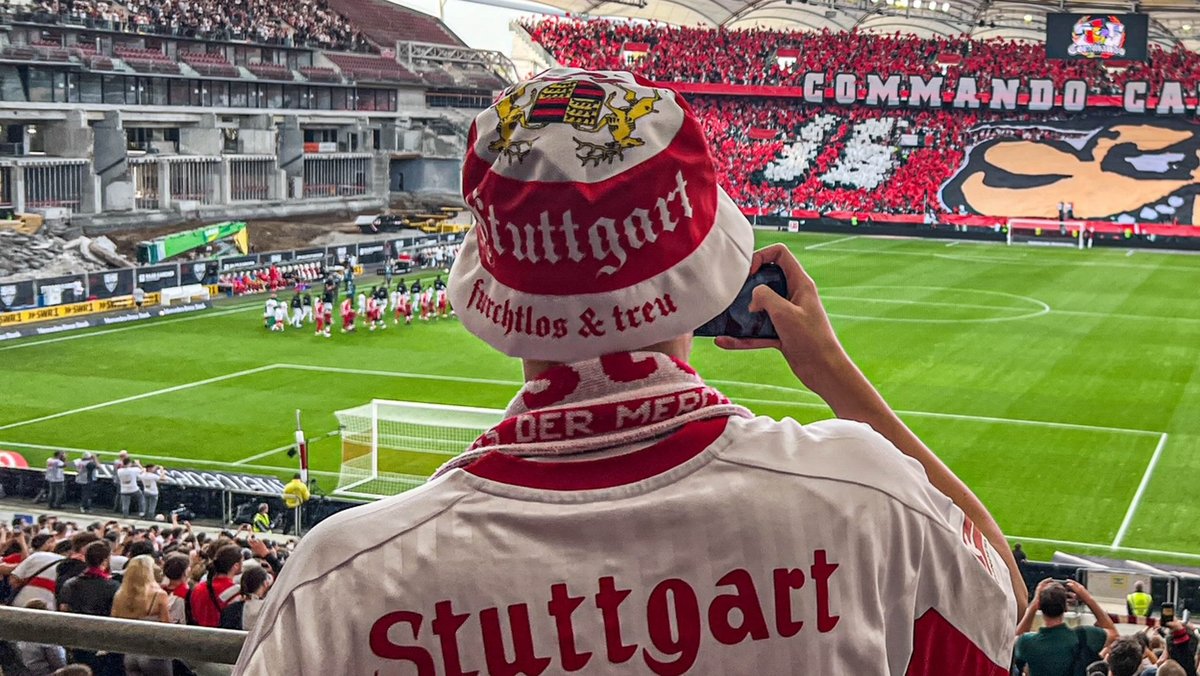 Ein leidensfähiger und furchtlos treuer Fan steht auch nach Seiten-, Trainer- und Sloganwechsel zu seinem VfB. Foto: Bernd Sautter