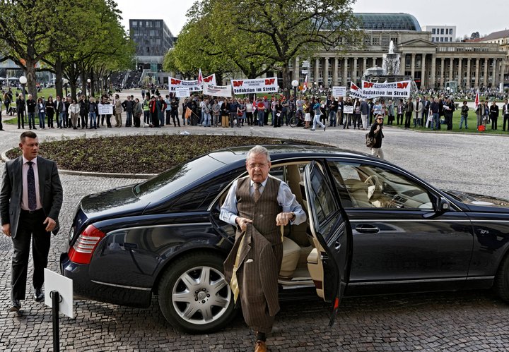 So sieht die Zielgruppe aus: Hans-Peter Stihl vor seinem Maybach. Das Vermögen der Familie wird auf 3,7 Milliarden Euro geschätzt. Foto: Joachim E. Röttgers