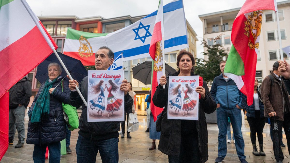 Auf einer Kundgebung der Deutsch-Israelischen Gesellschaft am 7. Oktober 2024 auf dem Stuttgarter Marktplatz. Fotos: Jens Volle