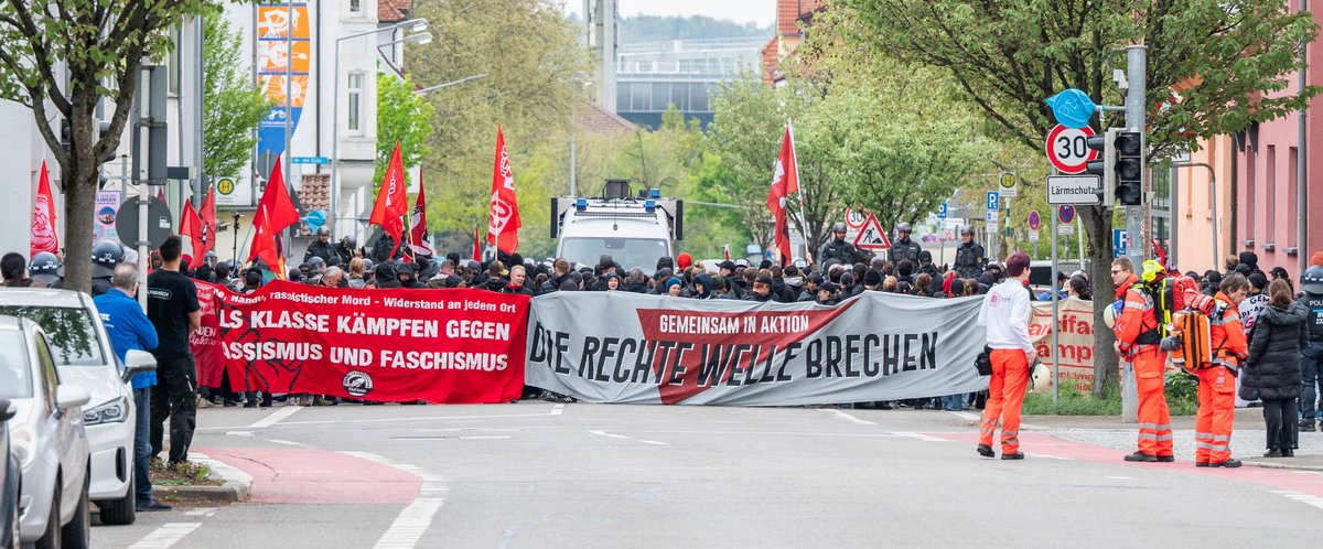 Erfolgreich blockieren Antifaschist:innen die Straße stadteinwärts.