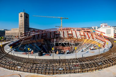 Trotz schicker Kelchstützen und BER-Desaster: S21 bleibt einmalig grottig. 