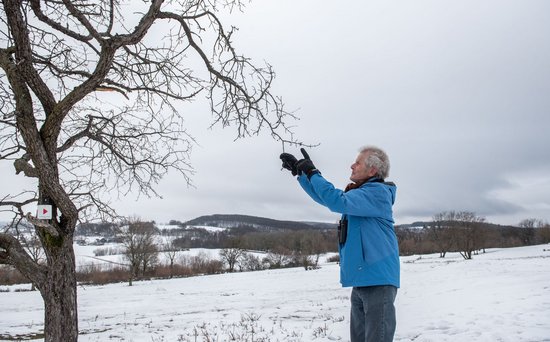 Der Ornithologe und Förster erzählt von Ökosystemen und was womit zusammenhängt. Foto: Jens Volle Der Ornithologe und Förster erzählt von Ökosystemen und was womit zusammenhängt. Foto: Jens Volle