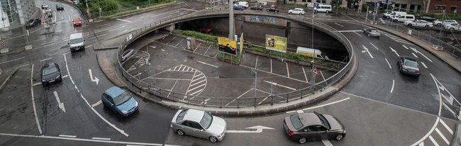 Das hier wird in Stuttgart zum "Platz" erklärt: Loch mit Dreingabe. Zur Fotostrecke mit Platz-Belebung geht es per Klick auf das Bild.  Das hier wird in Stuttgart zum "Platz" erklärt: Loch mit Dreingabe. Zur Fotostrecke mit Platz-Belebung geht es per Klick auf das Bild.