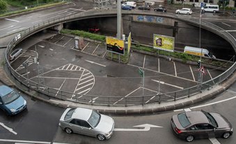 Das hier wird in Stuttgart zum "Platz" erklärt: Loch mit Dreingabe. Zur Fotostrecke mit Platz-Belebung geht es per Klick auf das Bild.  Das hier wird in Stuttgart zum "Platz" erklärt: Loch mit Dreingabe. Zur Fotostrecke mit Platz-Belebung geht es per Klick auf das Bild.