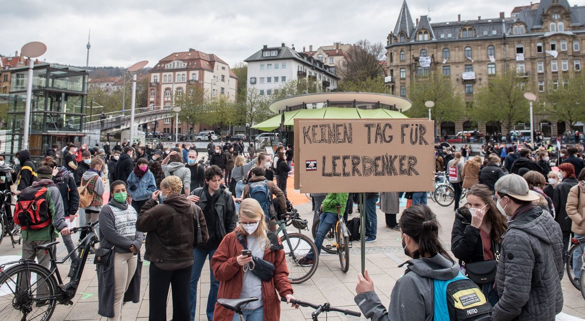 Demonstrieren geht auch mit Mundschutz und freiem Geist: StuttgarterInnen am Samstag auf dem Marienplatz. 