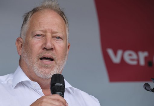 Das Gesundheitssystem wirkt sich aus auf den Krankenstand, sagt der ZF-Betriebsratsvorsitzende Achim Dietrich und erntet Beifall.