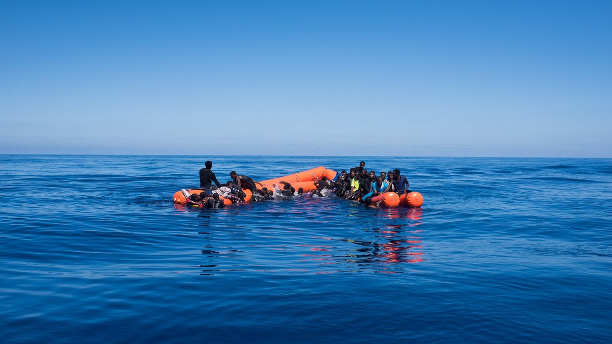 Ein Schlauchboot sinkt im Mittelmeer. Mehr Bilder von der Seenotrettung gibt es per Klick auf den Pfeil. 