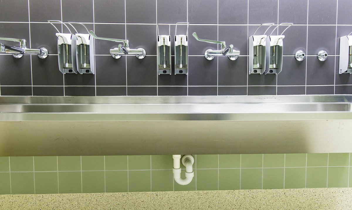 Handwaschbecken ohne Seifenspender im OP 3. Stock.