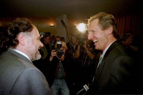 Zog 1996 den Kürzeren: Rezzo Schlauch (links) gratuliert seinem Kontrahenten Wolfgang Schuster. Zog 1996 den Kürzeren: Rezzo Schlauch (links) gratuliert seinem Kontrahenten Wolfgang Schuster.