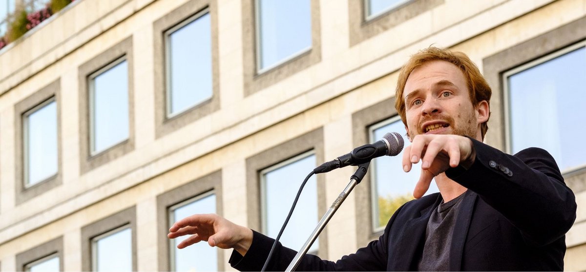 "Ihr spart uns kaputt!", protestiert Hannes Rockenbauch 2017 vor dem Stuttgarter Rathaus in Dirigentenpose – wohl ohne an die Oper zu denken. Fotos: Joachim E. Röttgers