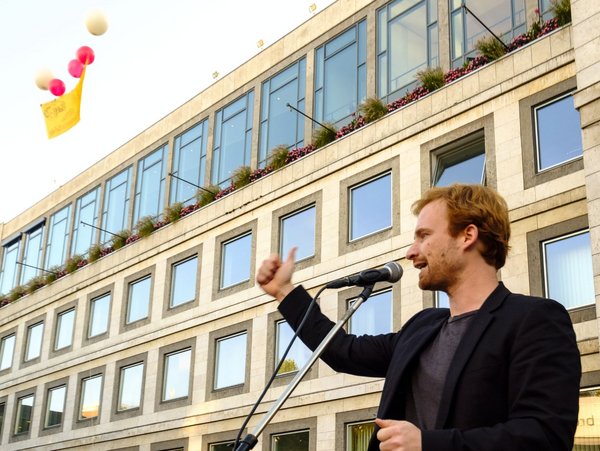 Rockenbauch vor dem Stuttgarter Rathaus. Im Gemeinderat ist er seit 2004, jetzt will er ein neues Büro. Rockenbauch vor dem Stuttgarter Rathaus. Im Gemeinderat ist er seit 2004, jetzt will er ein neues Büro.