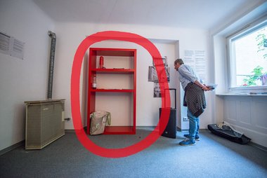 In der besetzten Wohnung: ein rotes Regal (siehe Kringel). 