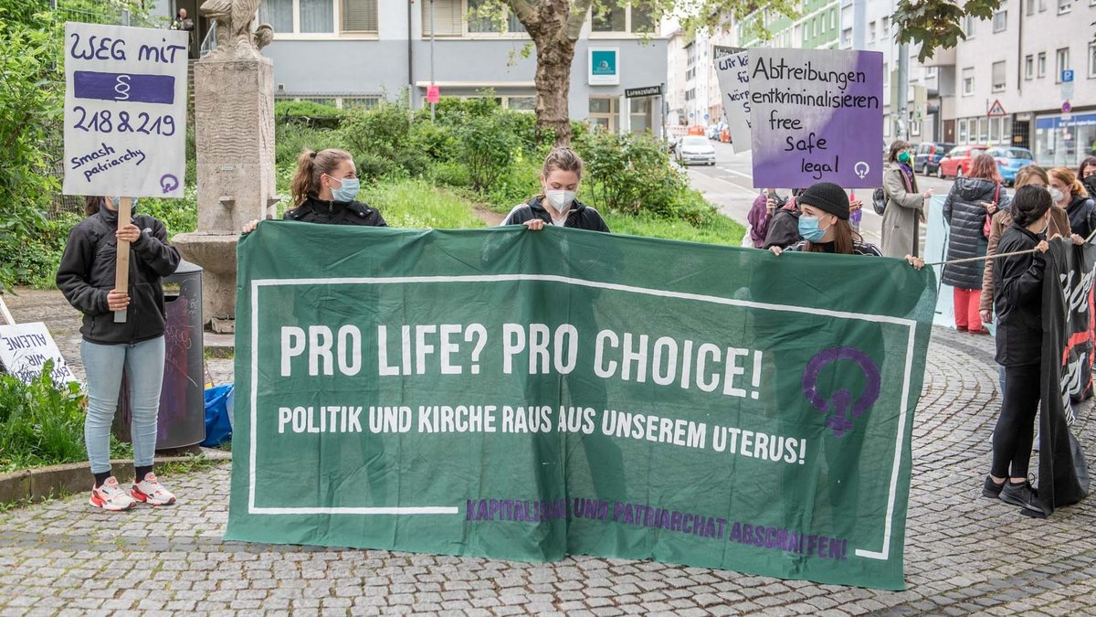 Sie wollen sich nicht von Abtreibungsgegner:innen vorschreiben lassen, was sie zu tun haben. Demo im Mai 2020 in Stuttgart. Foto: Jens Volle