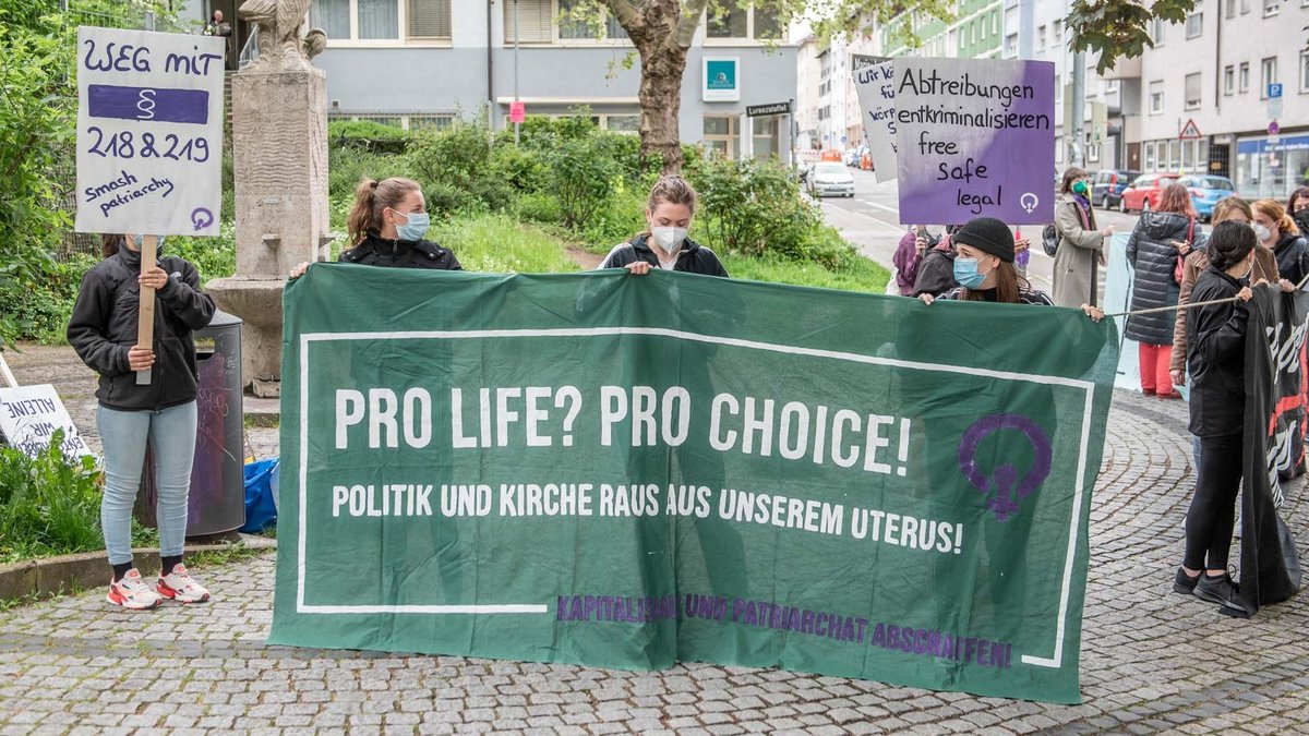 Sie wollen sich nicht von Abtreibungsgegner:innen vorschreiben lassen, was sie zu tun haben. Demo im Mai 2020 in Stuttgart. Foto: Jens Volle Sie wollen sich nicht von Abtreibungsgegner:innen vorschreiben lassen, was sie zu tun haben. Demo im Mai 2020 in Stuttgart. Foto: Jens Volle