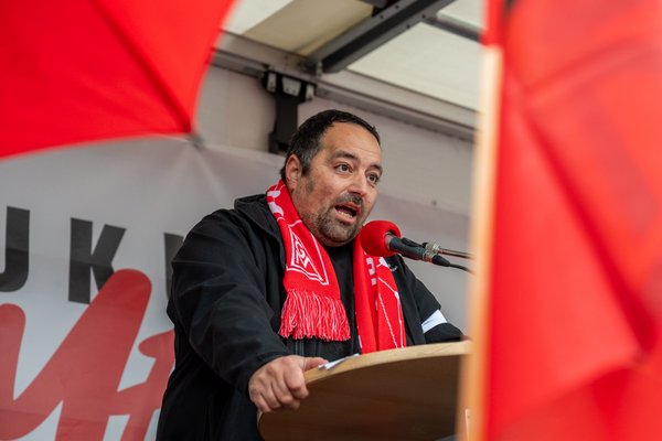 Betriebsratschef Stefano Mazzei ruft seine Kolleg:innen zum Kampf auf.