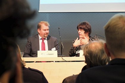 Staatsrätin Gisela Erler im Gespräch mit Erik Nilsson, Staatssekretär im schwedischen Arbeitsministerium (links). Foto: Staatsministerium Baden-Württemberg.