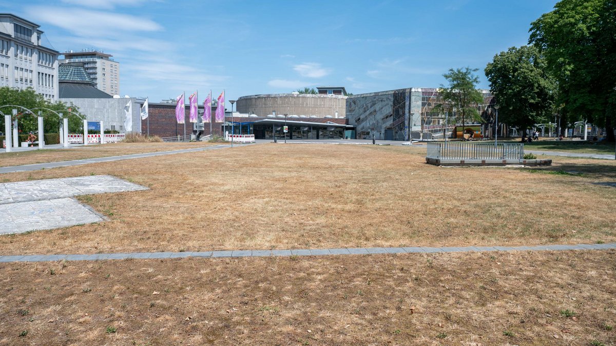 Auch an der Stuttgarter Liederhalle ist häufiger mit Dürre zu rechnen. Foto: Jens Volle