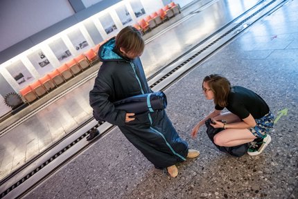 Kostümprobe mit Schlafsack. Kostümprobe mit Schlafsack.