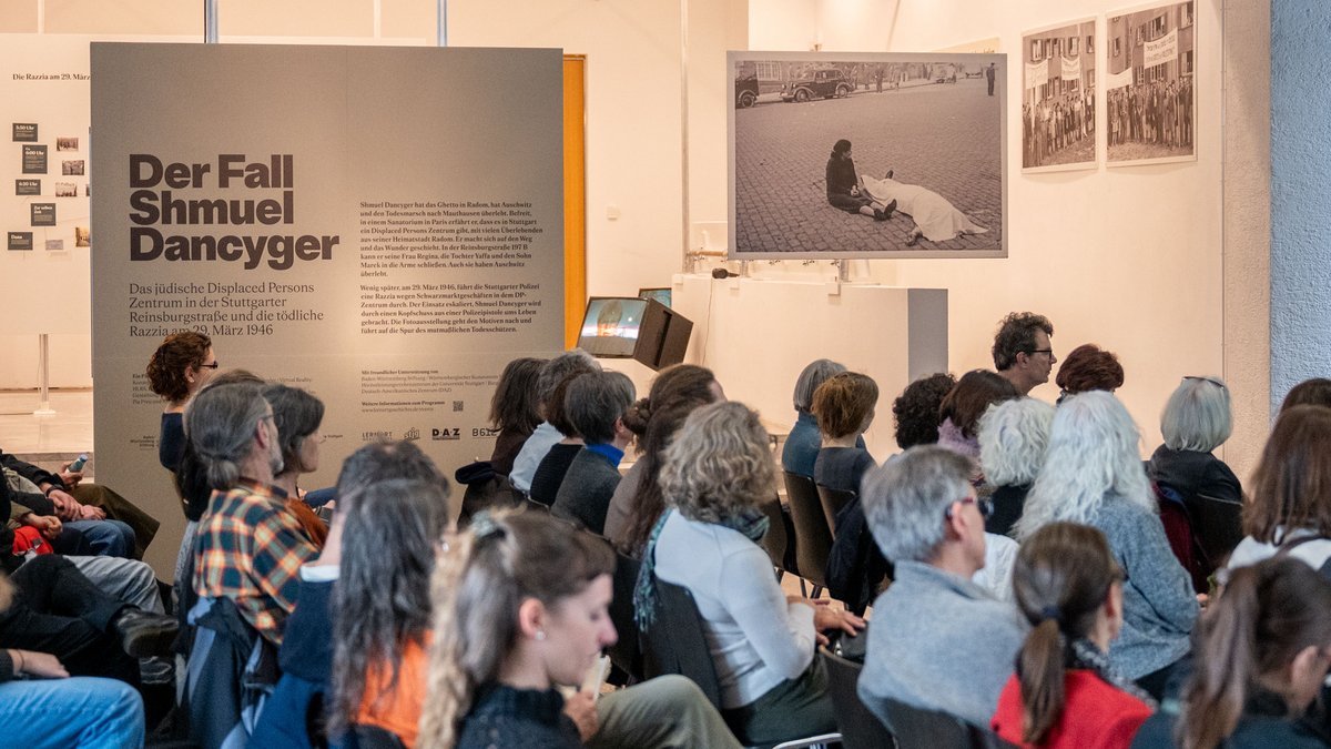 Eindrücke aus der Ausstellung: Das Foto rechts hinten zeigt Regina Dancyger neben dem Leichnam ihres Mannes. Foto: Jens Volle