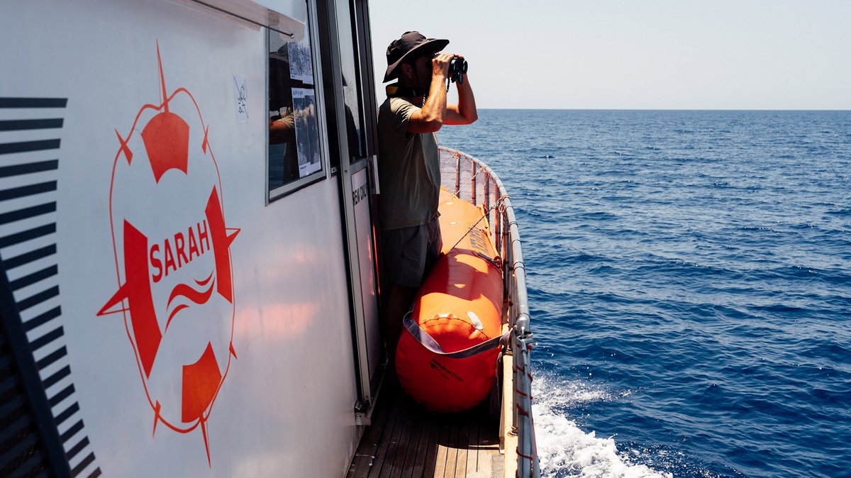 Das Meer absuchen nach überfüllten oder bereits in Seenot geratenen Booten.