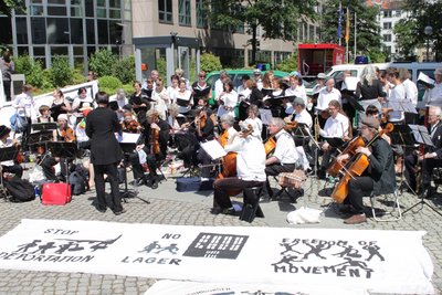 2013: "Aufspielen statt abschieben", Bundesinnenministerium in Berlin. Foto: Lebenslaute