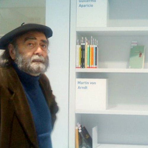 Apa vor seinen Büchern in der Stadtbücherei Stuttgart, ca. 2012. Foto: privat