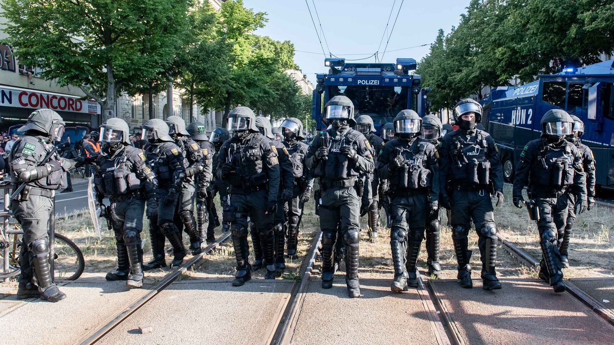 In voller Montur fällt es schwer, bei BFE-Polizisten individuelle Merkmale zu erkennen. Hier am Rande einer Demonstration in Leipzig, Juni 2023.