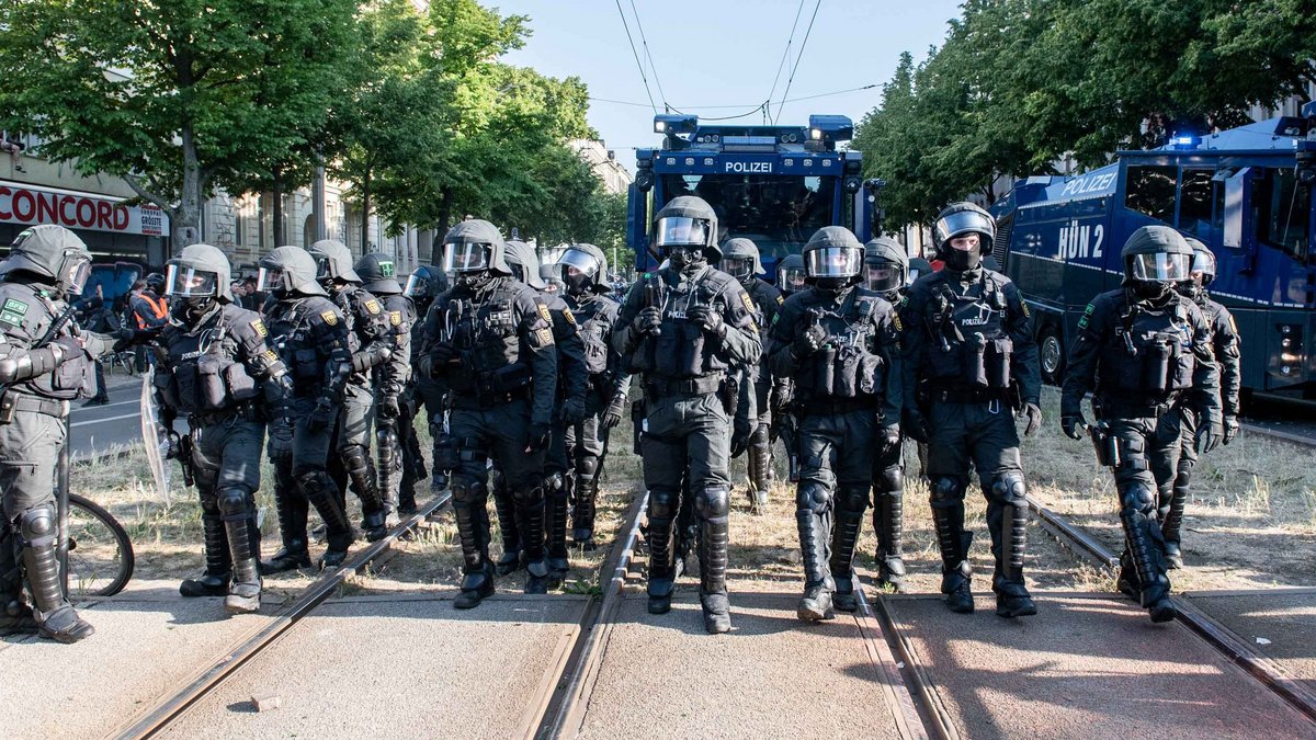 In voller Montur ist es schwer, bei Polizisten individuelle Merkmale zu erkennen. Hier am Rande einer Demo in Leipzig, Juni 2023. Foto: Jens Volle