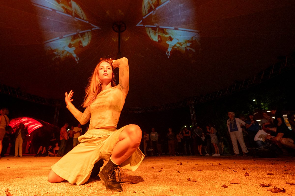 Abstrakt und schillernd mit splitterndem Klang