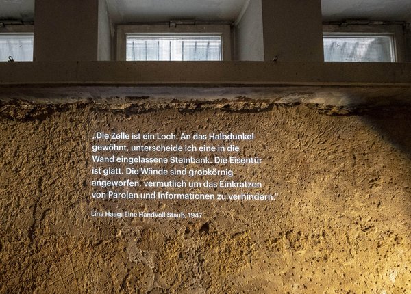 Projektion auf einer bis heute erhaltenen Zellenwand im Keller des Hotel Silber.