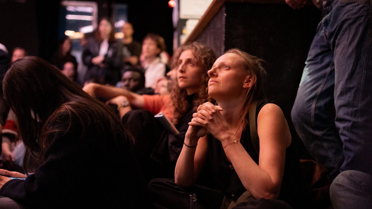 Nacht der arabischen Poesie im Sunny High: Das Publikum lauscht gebannt.