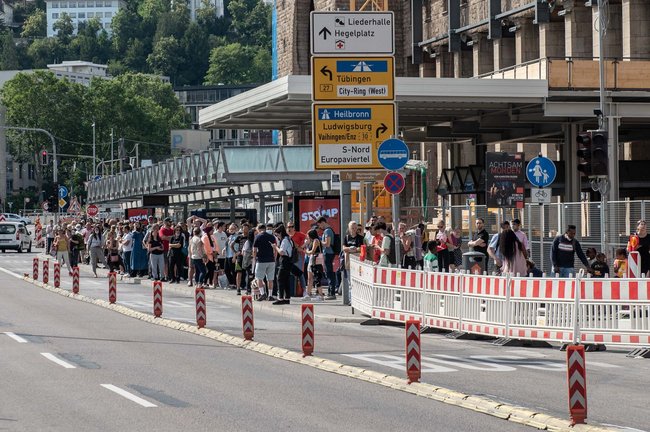 Keine Straßenblockade, sondern Leidtragende des Stellwerkschadens am 9. Juli vor dem Stuttgarter Hauptbahnhof. Foto: Jens Volle