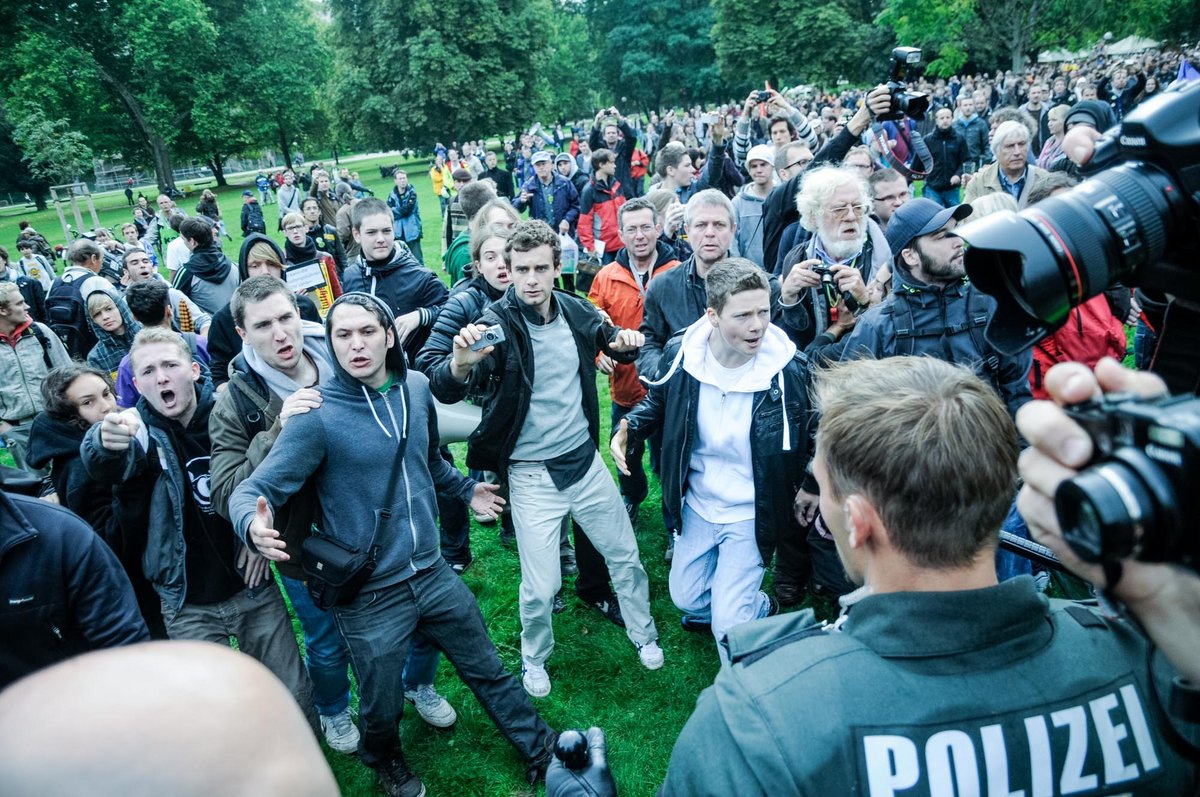 Als Polizeieinheiten am Vormittag des 30. September 2010 den Schlossgarten räumen wollen, treffen sie zunächst auf viele Teilnehmende einer Schülerdemo. Foto: Jens Volle