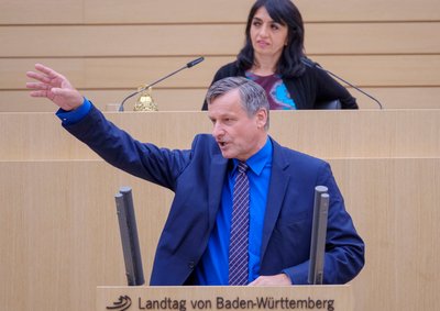 Rülkes folgenreiche Rede zielt nach rechts, in die Ecke der AfD. Landtagspräsidentin Muhterem Aras beäugt's.