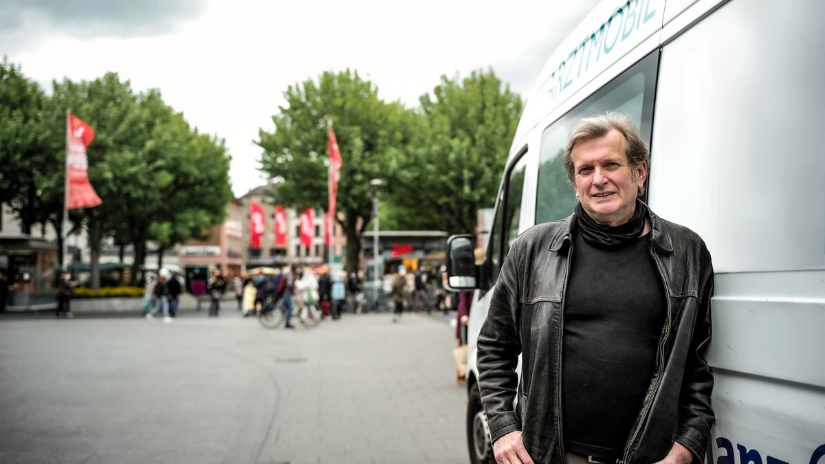 Gerhard Trabert auf Tour mit dem "Arztmobil". Fotos: Christof Mattes