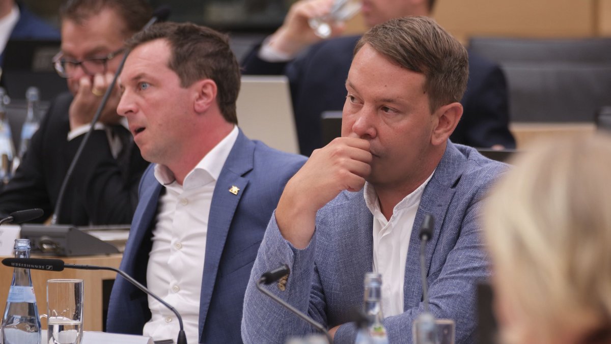 Oliver Hildenbrand (Grüne), links sein Ausschusskollege Sascha Binder (SPD). Fotos: Joachim E. Röttgers Oliver Hildenbrand (Grüne), links sein Ausschusskollege Sascha Binder (SPD). Fotos: Joachim E. Röttgers