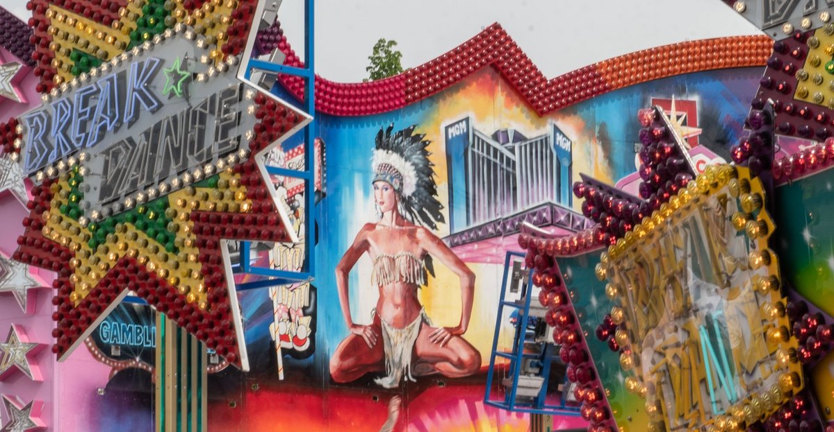 Zum Schluss nochmal das Beste aus zwei Welten: Sexismus und rassistische Stereotypisierung in nur einem Buden-Bild. 