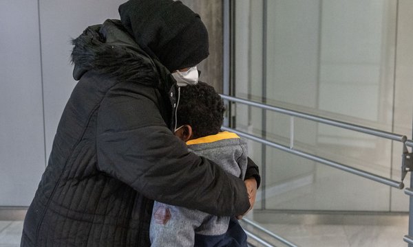 "Wann kommt Papa an?" Zahra beruhigt ihren Sohn.