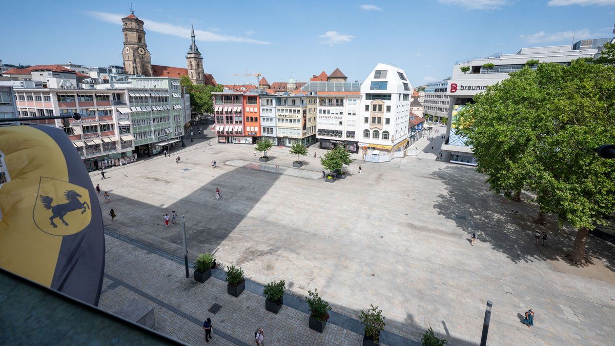 Menschenleer trotz von Baumkübeln umrahmtem Wasserspiel oben links: der aufgeheizte Stuttgarter Marktplatz. Foto: Jens Volle