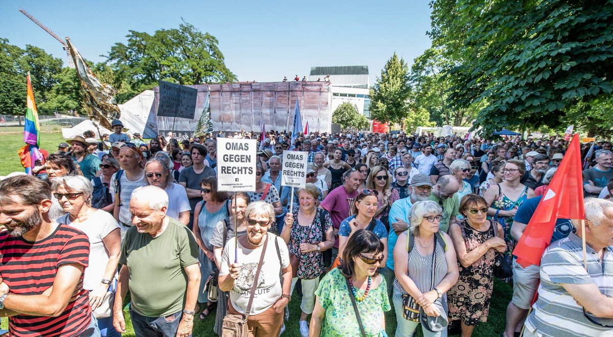 Kulturschaffende und Sympathisanten protestieren gegen das nationalistische Volkszählungs-Vorhaben der AfD am 1. Juli in Stuttgart. Foto: Jens Volle