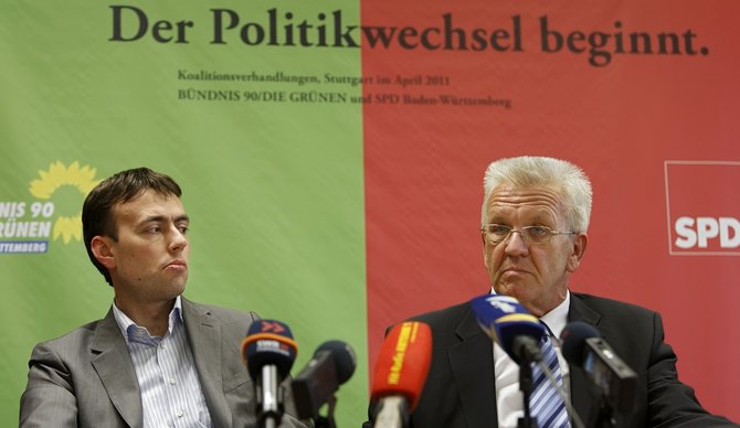 Im April 2011 versprach Grün-Rot einen Politikwechsel – Winfried Kretschmann (Grüne, rechts) mit Nils Schmid (SPD). Foto: Joachim E. Röttgers