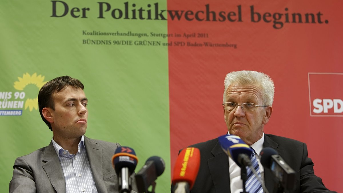 Im April 2011 versprach Grün-Rot einen Politikwechsel – Winfried Kretschmann (Grüne, rechts) mit Nils Schmid (SPD). Foto: Joachim E. Röttgers