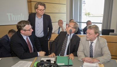 Vor dem S21/Rosenstein-Ausschuss, von links: Thorsten Krenz (DB), Gerd Hickmann (Verkehrsministerium), Manfred Leger (DB) und Uwe Lahl (Verkehrsministerium).