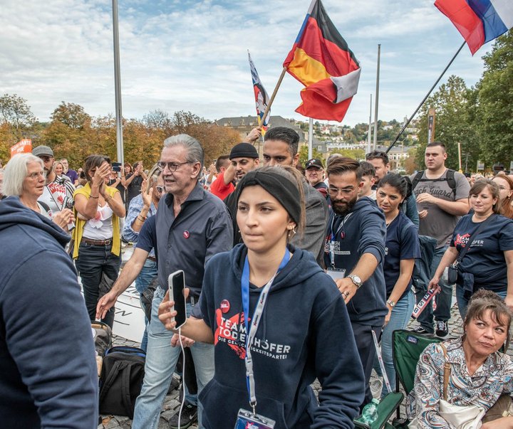 Todenhöfer und Leibgarde ziehen auf dem Stuttgarter Schlossplatz ein. 