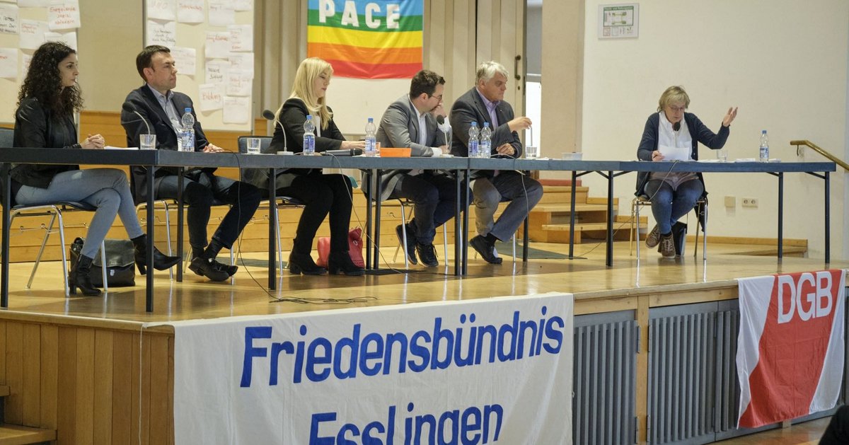 Diskutieren in Esslingen über Geld und Krieg: Jessica Tatti (Linke), Nils Schmid (SPD), Renata Alt (FDP), Sebastian Schäfer (Grüne), Markus Grübel (CDU) und Moderatorin Gesa von Leesen (von links). Fotos: Joachim E. Röttgers Diskutieren in Esslingen über Geld und Krieg: Jessica Tatti (Linke), Nils Schmid (SPD), Renata Alt (FDP), Sebastian Schäfer (Grüne), Markus Grübel (CDU) und Moderatorin Gesa von Leesen (von links). Fotos: Joachim E. Röttgers