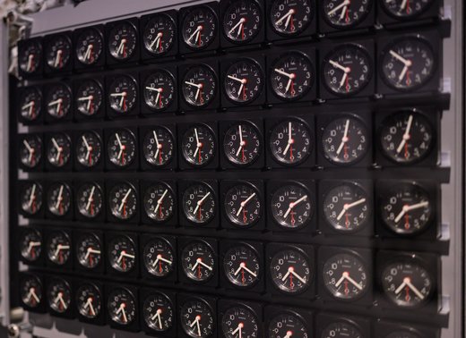 An der Außenwand: für jede Minute des Tages ein Wecker.